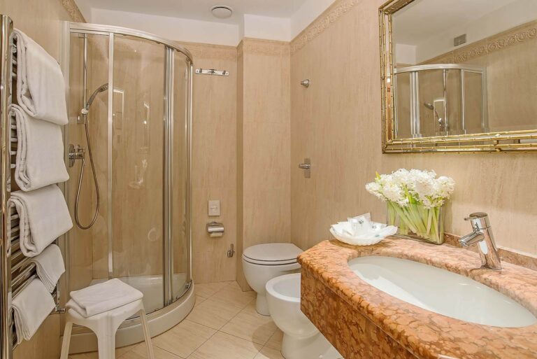 Triple Room Bathroom - Atlantic Palace Florence