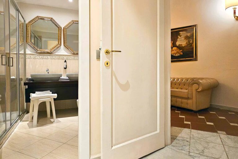 バスルームとリビングルーム スーペリアファミリールーム - Atlantic Palace フィレンツェ