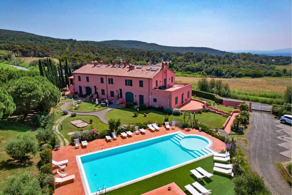 Casale Macchiaioli - Vista Aerea Piscina, Casale e Parcheggio